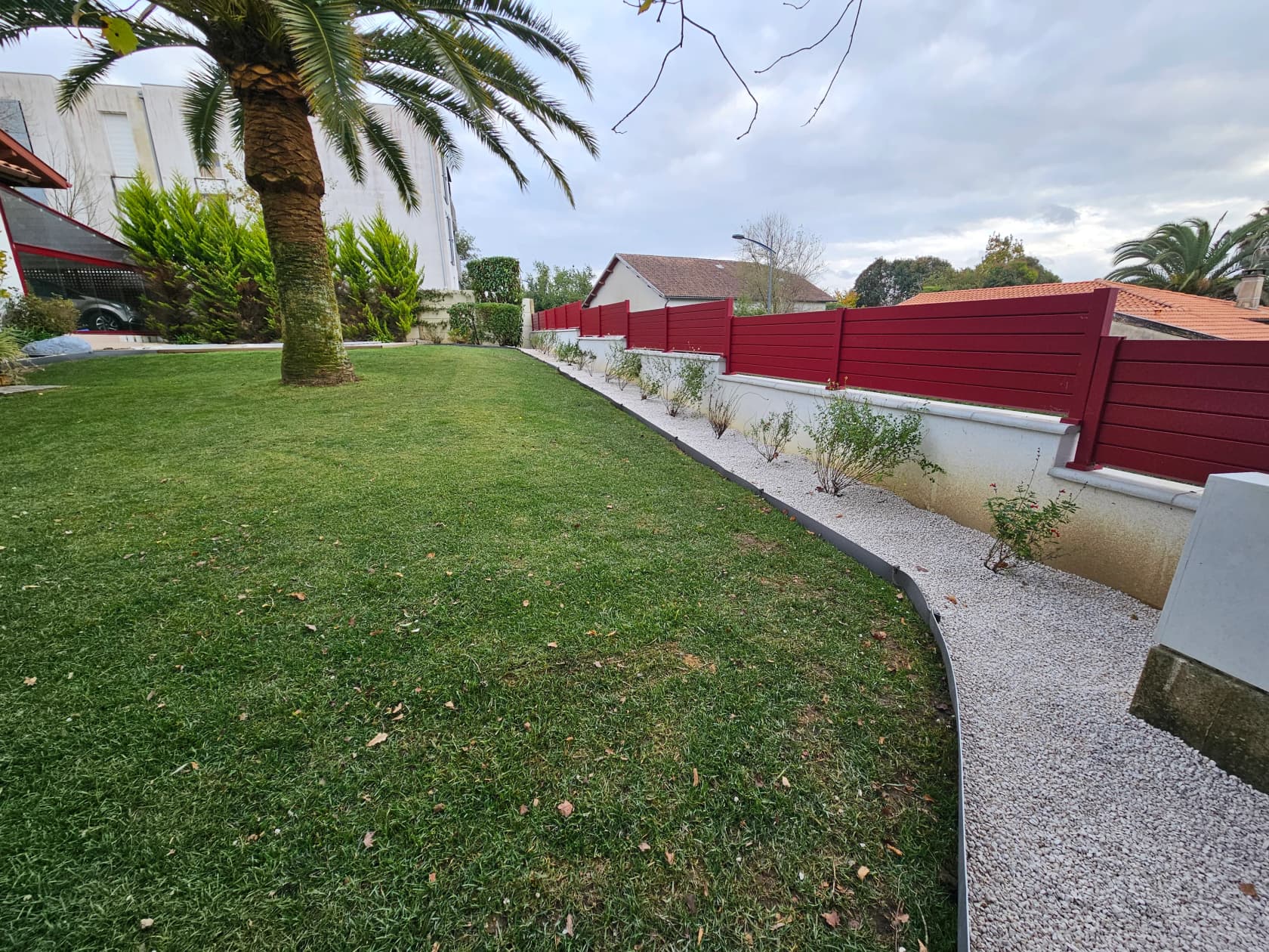 Jardin aménagé avec pelouse, bordures et massifs graviers dans les Landes